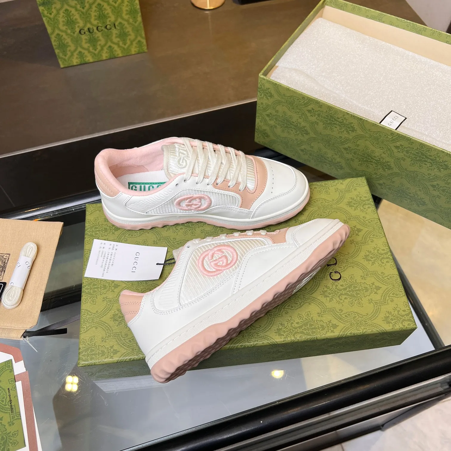 👟👟Ex-factory price 520👟👟 Top version, full styling effect, instant sales of the common practice of soft treading in the market, 💣💣💣Gucci2023 early spring Gucci G home latest hot style MAC80 sports shoes couple style casual retro distressed dirty shoes small dirty shoes small white shoes🌸🌸🌸 original purchase and development Production Gucci MAC80 new hot-selling series. The exquisite and compact interlocking double G logo romantically interprets the aesthetic concept of this series. Made of off-white leather, ▪️Material: original customized imported first-layer cowhide ▪️Inner lining: original customized imported breathable mesh ▪️Outsole: original molded two-color TPU outsole ▪️Sole thickness: 3CM ▪️Size: women's 35-40 / men's 39-45
